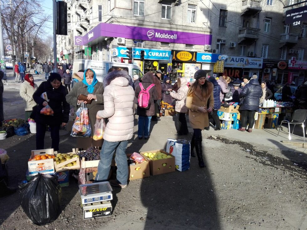 Уличните търговци са на всяка крачка в центъра на града.