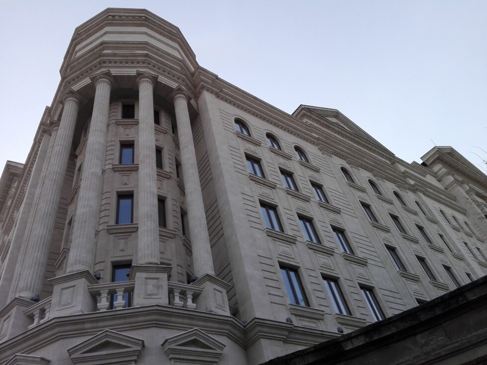 В една от най-внушителните нови сгради в Кишинев се помещават седалището на Организацията за сигурност и сътрудничество в Европа и Американският ресурсен център.