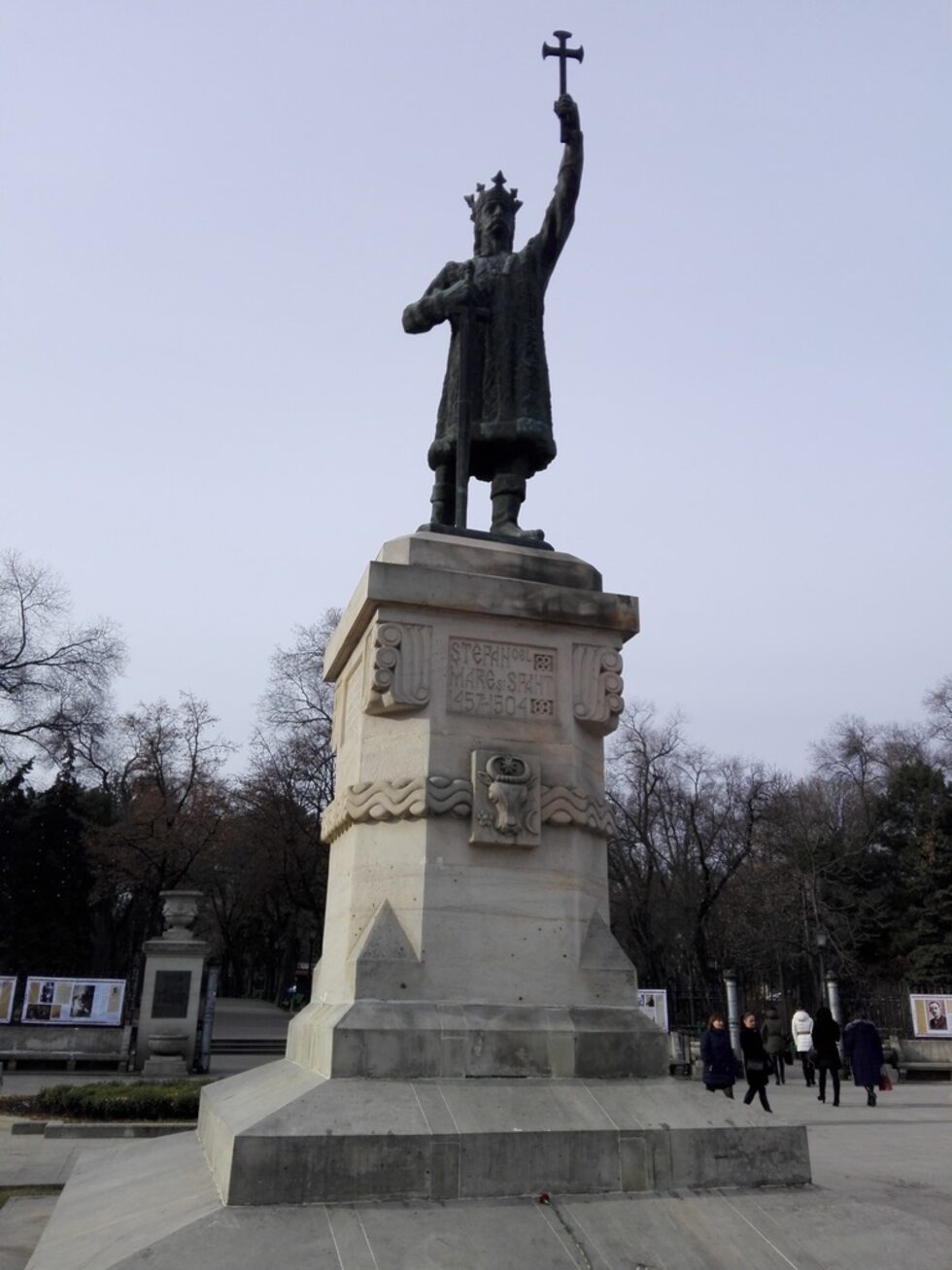 Паметникът на "Щфан Велики" (Ștefan cel Mare), смятан за най-великия сред молдовските владетели.