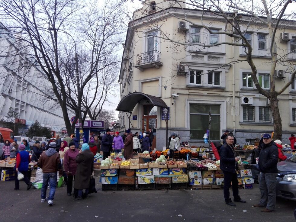 На улицата се продава всичко - от плодове и зеленчуци, до палта и шапки от скъпи кожи.