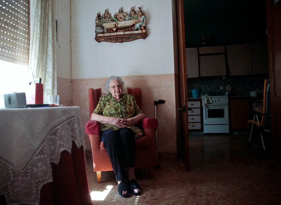 Рафаела Понс е на 102 години и живее на остров Менорка. В жилището си е сама, макар че дъщеря й я навестява почти всеки ден.
