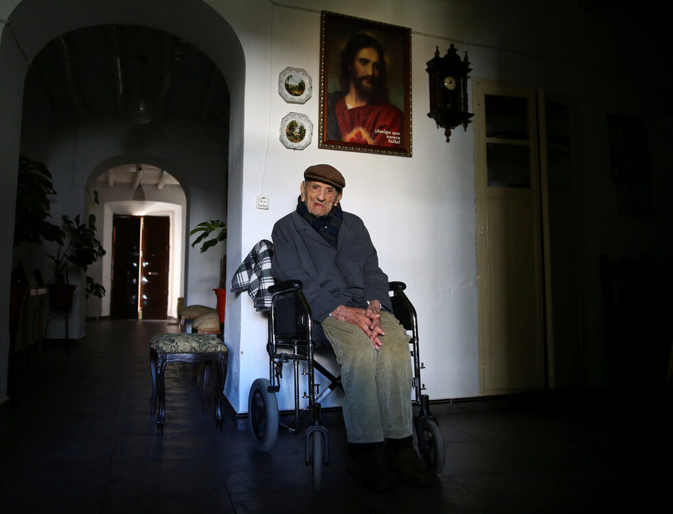 Франсиско Нунес е на 112 години и живее в дома си в Биенвенида, южна Испания, заедно с 81-годишната си дъщеря. Казва, че не обича да ходи в дневния център за пенсионери, защото е "пълно със стари хора там". <br /><br /><em>Историята на Франсиско и още няколко столетници от Испания разказва във фотогалерия репортер на "Ройтерс". </em>