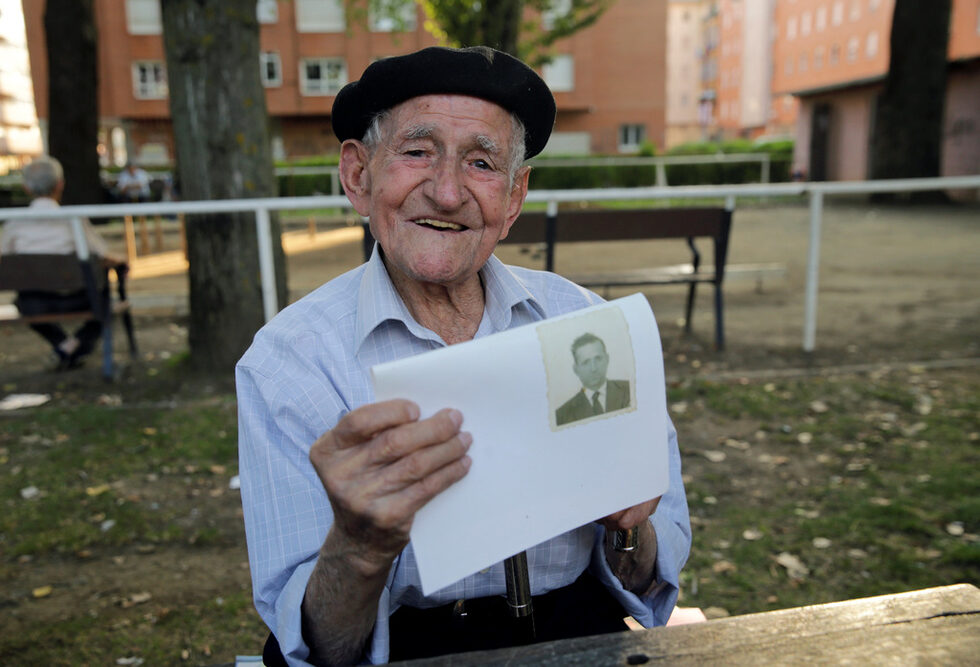 Максимино Сан Мигел на 102 е в парка близо до дома му в северния град Леон в Испания. Държи фотокопие на стара негова снимка, за да се покаже като млад.<br /><br />Когато бил на 80 години Максимино открил страстта си към театъра и оттогава редовно участва в постановките на местния клуб на пенсионерите и на аматьорската драматургична трупа в квартала.