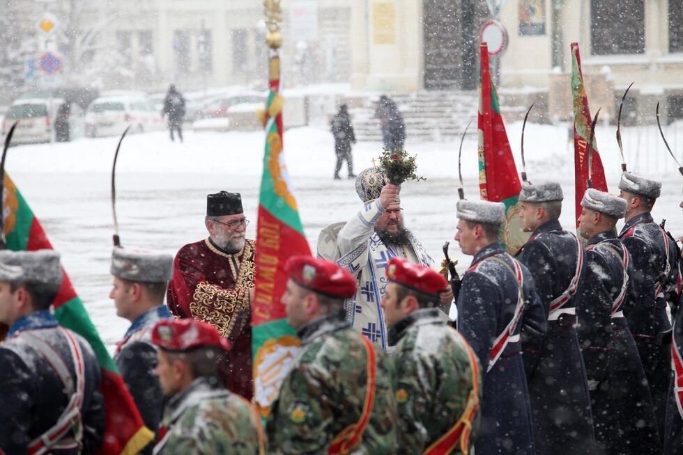 Фотогалерия: Хвърляне на кръста и освещаване на бойните знамена в София