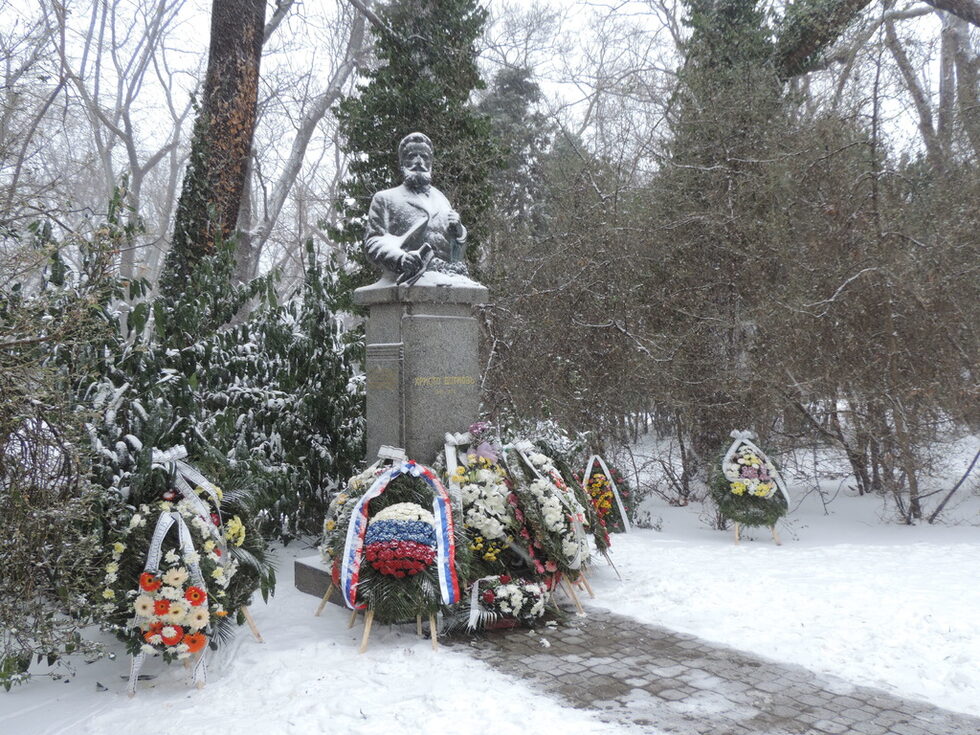 Паметникът на Христо Ботев на "Алеята на възрожденците" в Морската градина.