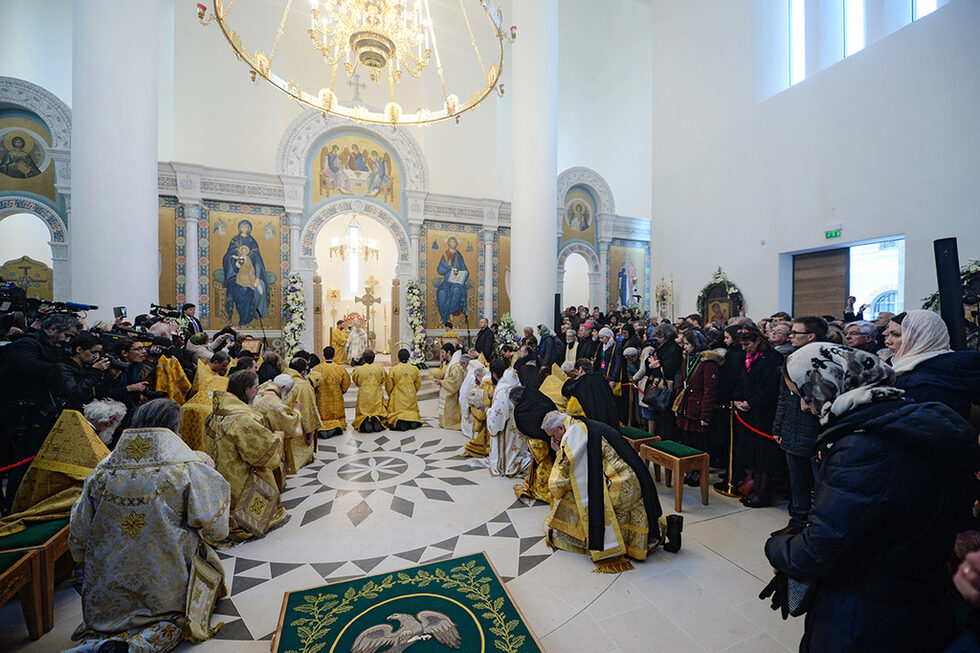 Той беше открит през октомври 2016 г. и осветен от патриарха на Руската православна църква Кирил през декември. За откриването се предвиждаше в Париж да дойде президентът Владимир Путин, но <a href="http://www.dnevnik.bg/sviat/2016/10/10/2841382_oland_obmislia_dali_da_boikotira_sreshta_s_putin/" target="_blank">визитата се осуети</a> заради спора по сирийския конфликт.