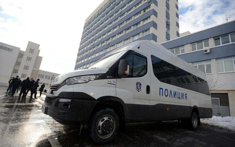 Закупуването на нови автомобили е част от плана за противодействие на битовата престъпност, който правителството прие в първата седмица на януари и за който гласува<a href="http://www.dnevnik.bg/bulgaria/2017/01/06/2895043_mvr_zapochva_trimesechna_operaciia_za_protivodeistvie/" target="_blank"> 7 млн. лв. </a> Бусовете са от марките "Ивеко" (на снимката) и "Форд".