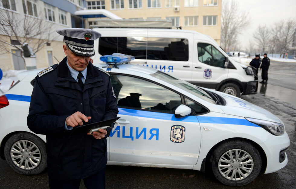 Днес в Главна дирекция "Национална полиция" бяха представени новите 300 автомобила на МВР, които ще обновят служебния автопарк. Колите ще бъдат в помощ на полицаите, осъществяващи пътен контрол. Леките коли, част от поръчката, са "Киа Сийд".