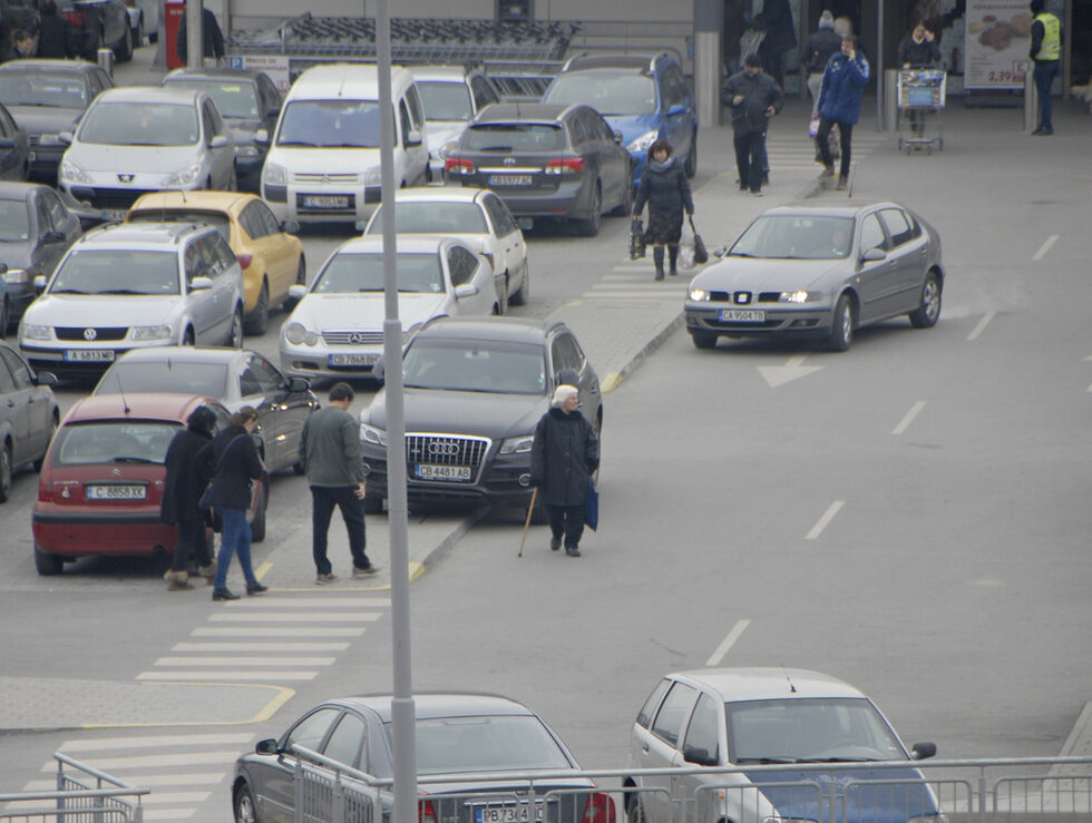 Овце край колата на мутрата.