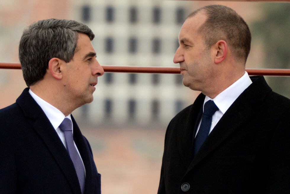 <a href="http://www.dnevnik.bg/photos/2017/01/22/2904274_fotogaleriia_ceremoniiata_po_smianata_na_prezidentite/" target="_blank">Церемонията по смяната на президентите</a><br /><br />Встъпването в длъжност на новия държавен глава Румен Радев и новия вицепрезидент Илияна Йотова беше отбелязано с официална церемония, 21 артилерийски салюта и камбанен звън на площад "Св. Александър Невски".<br /><br />Галерията е била разгледана 105 189 към 19 декември.