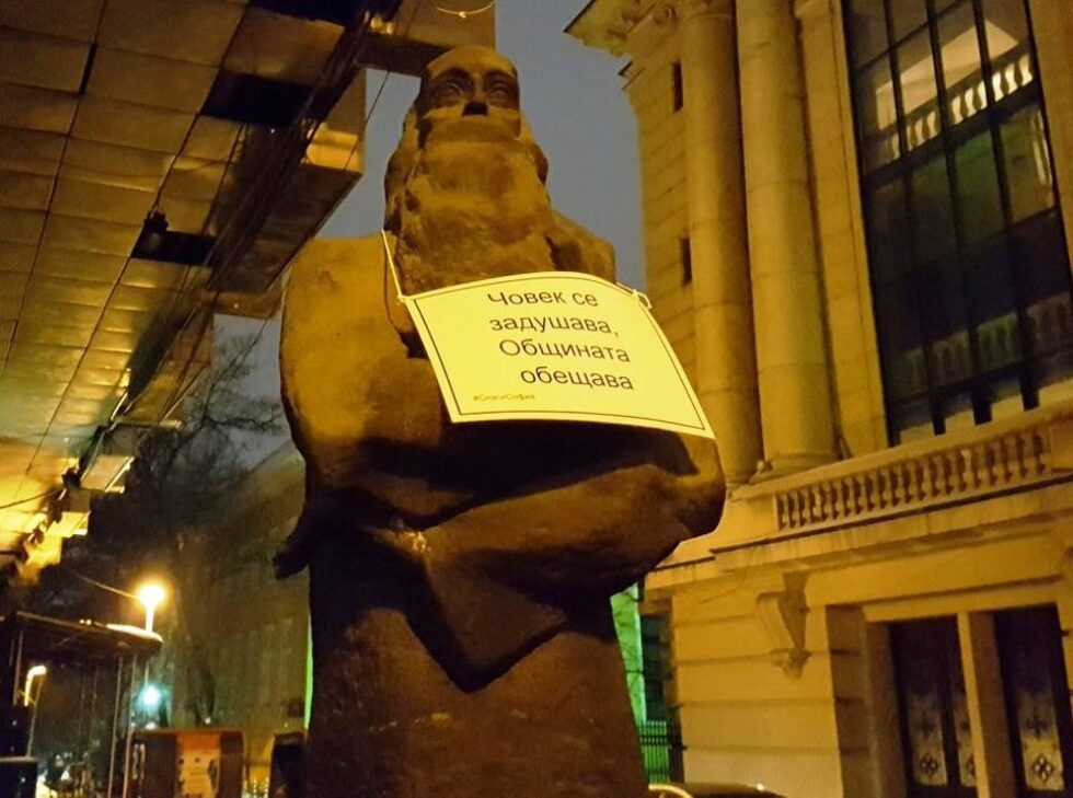 Фотогалерия: Емблематични паметници в София осъмнаха с противогази