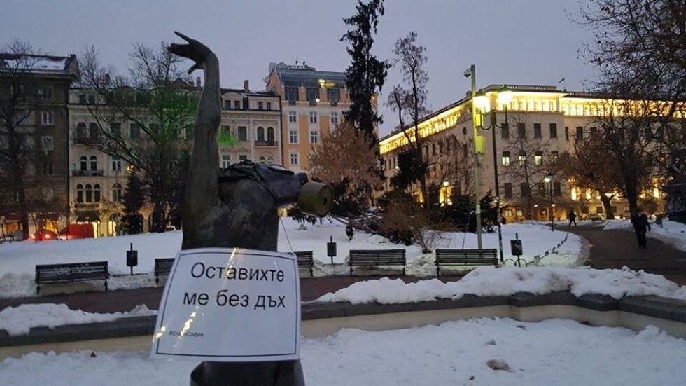Фотогалерия: Емблематични паметници в София осъмнаха с противогази