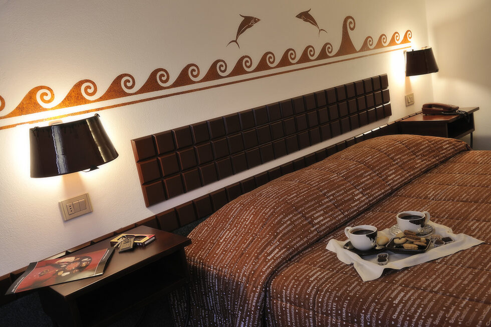 Изцяло посветен на шоколада е и Etruscan Chocohotel в Перуджа, Италия. Хотелът е на три етажа с имена "Млечен шоколад", "Черен шоколад" и "Джундая" - местен вид с вкус на лешници.