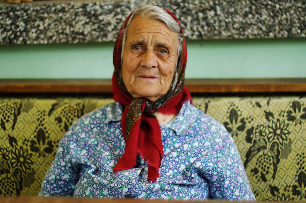 <strong>Дона и Цено, с. Челопек</strong><br /><br />Тази история е записана по телефона. В разговор между Ралица – една от резидентките на "Резиденция Баба", от другата страна на телефона са баба Дона и дъщеря й.<br /><br />Как се запознават? От едно село са - Челопек. Харесват се на хорото (братята на баба Дона са част от духовия оркестър, който свири на сбирките на селото). Родителите й не разрешават да се жени не защото не харесват бъдещия й мъж, а защото тя била най-малката им дъщеря и искат да поотрасне. Тя обаче му пристава и се женят през 1945 г. По това време тя е на 18 г., той на 20 г. Година след войната България тъне в бедност. От кметството отпускат купони за платове, за да могат младите семейства, които са подписали граждански брак през годината, да си ушият костюми и рокли за църковната венчавка. Баба Дона подарява своята сватбена рокля на друга булка – услуга, която жените от селото често са си правели в трудното следвоенно време. Веднага след като се женят, Цено заминава на тригодишна военна служба. Имат две дъщери.<br /><br />Сила им дава опората, която намират един в друг – работата е обща, а не мъжка и женска, защото всеки иска да помогне на другия. Преодоляват всички трудности в името на семейството, мечтаят не за материални блага, а да успеят да отгледат добри деца, да им дадат образование.<br /><br />Какво е любовта? Да бъдеш верен и когато възникне напрежение между двамата, да не се отказваш от човека до теб, а да си спомниш, колко много си го харесвал, когато сте се женили, и единият да отстъпи.