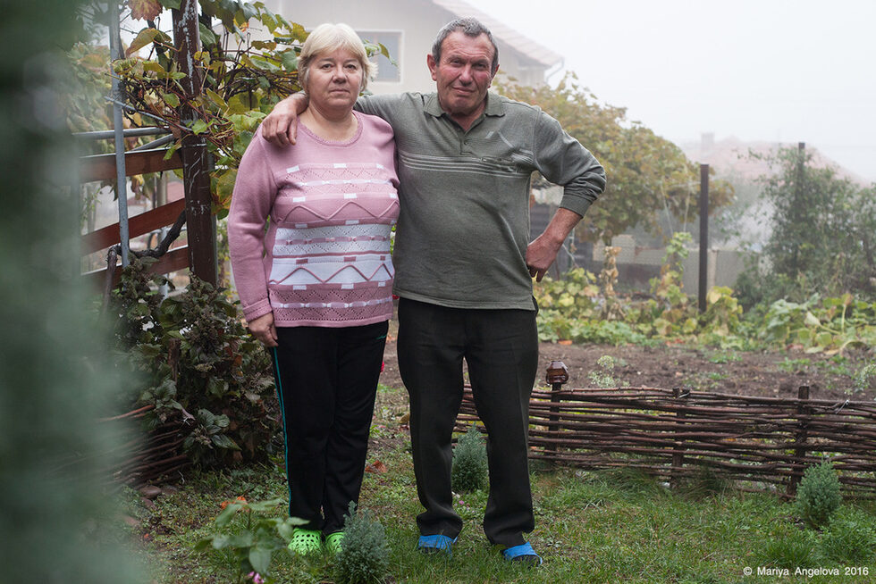 <strong>Малина и Цветан, с. Челопек</strong><br /><br />Когато застава до жена си усещам, че те са все още деца, които си играят заедно. Не толкова говорят за любовта си, колкото я живеят в момента. Закачат се, хвърлят си едни специални погледи и се хилят. По едно време Малинка споделя: "Някои казват, че няма любов! Как да няма - ей го тука си е!", и се гмурва в рамото на Цецо. А той продължава: "Аз каквото съм си избрал, съм си го избрал, не седя в магазина да се чудя - избрано е, толкова!"