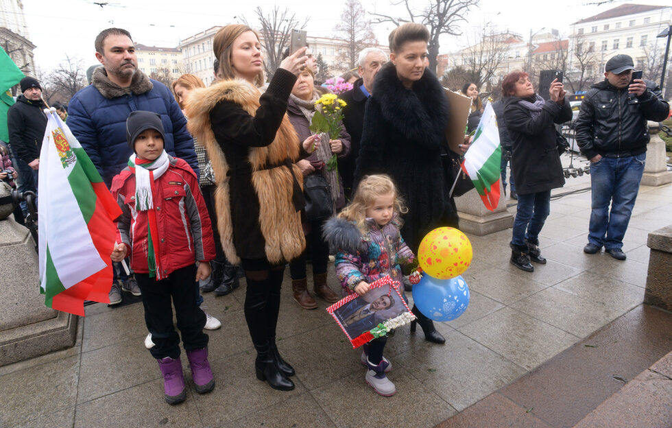 <a href="http://www.dnevnik.bg/bulgaria/2017/02/19/2920688_navurshvat_se_144_godini_ot_obesvaneto_na_vasil_levski/" target="_blank">Днес се навършват 144 години от обесването на Васил Левски. </a>Жители и гости на столицата отдадоха почит на Алостола пред неговия паметник в центъра на София.<br /><br />По-късно през деня предстоят официалните церемонии.<br /><br />На 19 февруари (6 февруари стар стил) 1873 г. е изпълнена смъртната присъда на Апостола, тогава в покрайнините на София. Днес мястото на обесването на Васил Левски се намира в центъра на столицата, където е издигнат негов паметник.