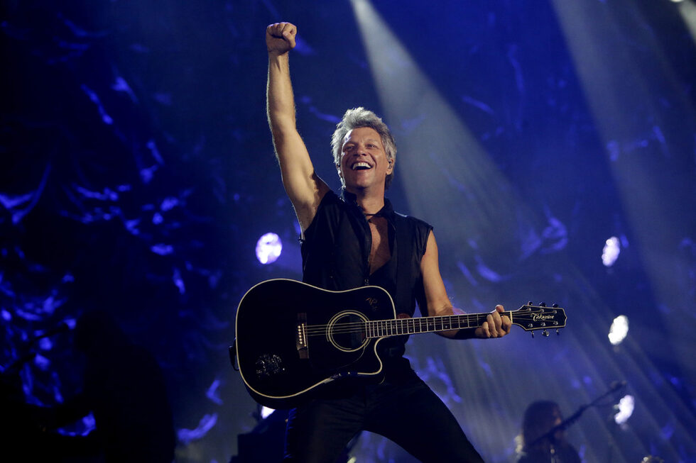 Джон Бон Джоуви по време на изпълнение на концерта"Bon Jovi Live!" на стадион на 11 септември 2015 г. в Джакарта, Индонезия.
