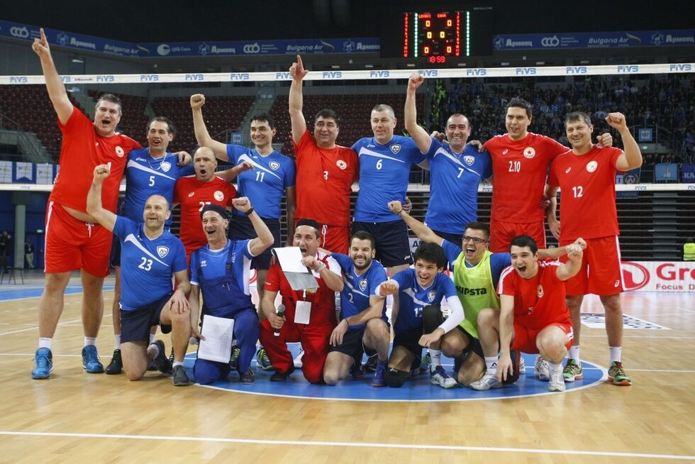 Преди двубоя имаше шоу програма, която включи мини мач между легенди на двата отбора. Водещи бяха Камен Воденичаров и Тончо Токмакчиев