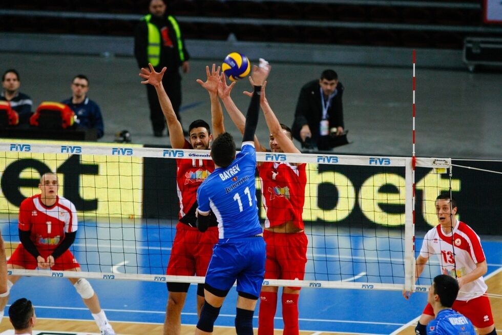 ЦСКА <a href="http://www.dnevnik.bg/sport/2017/02/22/2923069_voleibolniiat_cska_pobedi_levski_pred_rekordna_publika/" target="_blank">победи с 3:1 "Левски" в исторически мач за клубния волейбол</a> - срещата беше първото дерби в "Арена Армеец" и събра рекордните за първенството над 5000 зрители. Организаторите се справиха много добре със задачата си да направят спектакъл. Надеждите им са, че мачовете между двата съперника в най-голямата зала могат да се превърнат в традиция. <em>На снимката:</em> Спас Байрев атакува през двойния блок на Красимир Георгиев (вляво) и Яни Георгиев