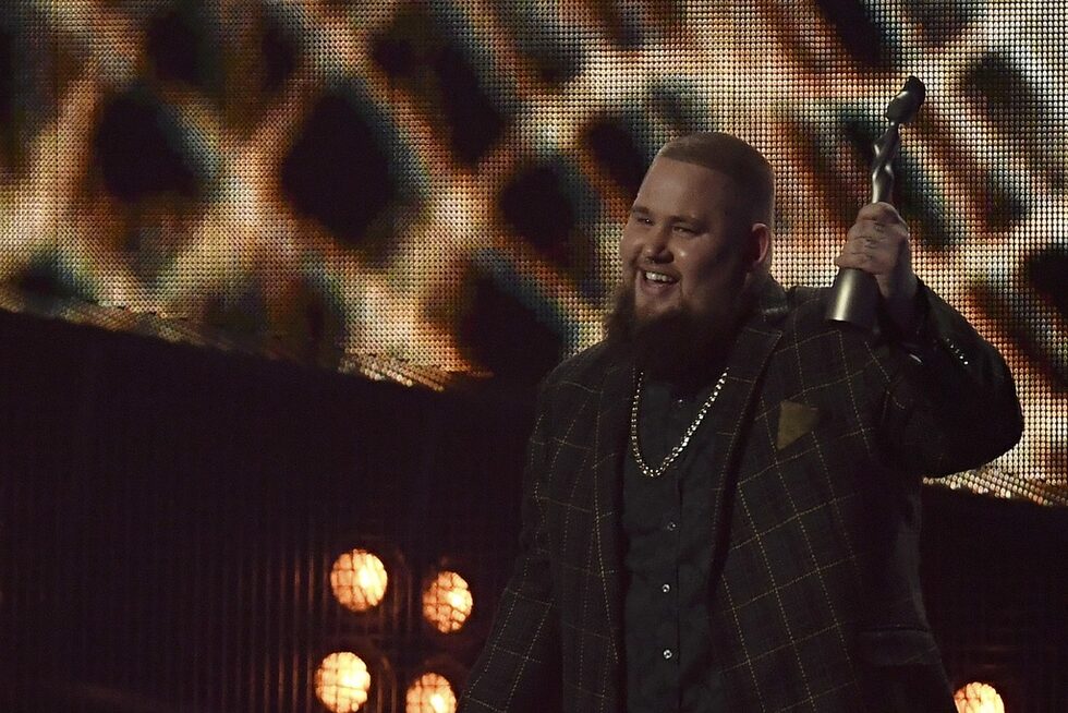 Наградата за пробив през годината спечели изпълнителят Rag'n'Bone Man, британец с мощен глас, чието истинско име е Рори Греъм. Той е започнал кариерата си с хип-хоп, преди да започне да пее блус и соул. Неговият сингъл Human стана популярен от двете страни на Атлантика.