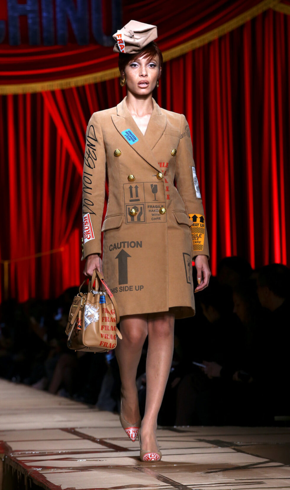 Фотогалерия: Всичко става за носене, когато си Moschino