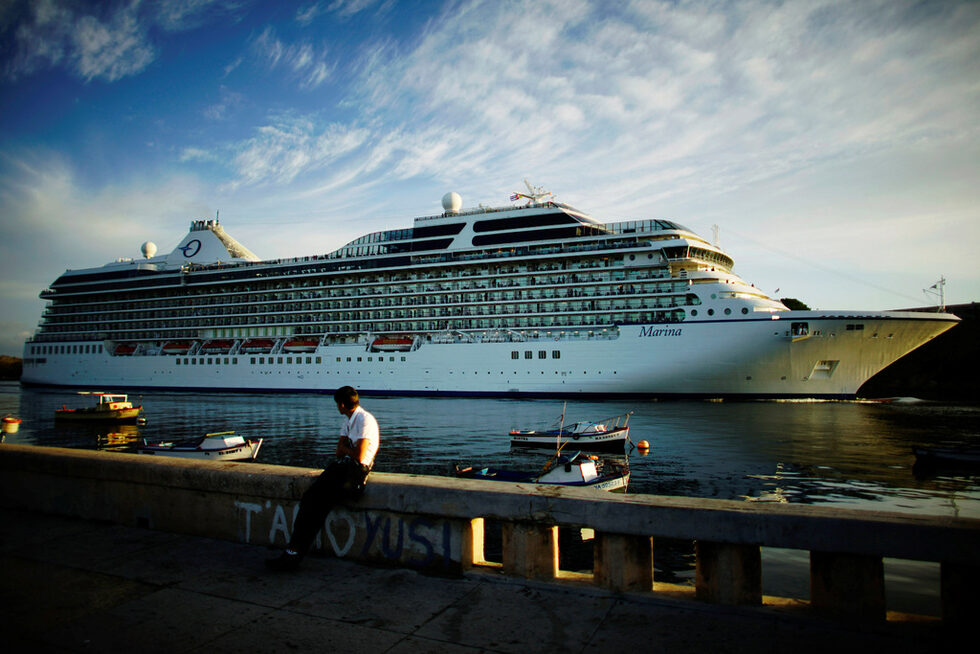 Американския круизен кораб "Марина" на корабната компания ''Norwegian Cruise Line'' на пристанището в Хавана, Куба.