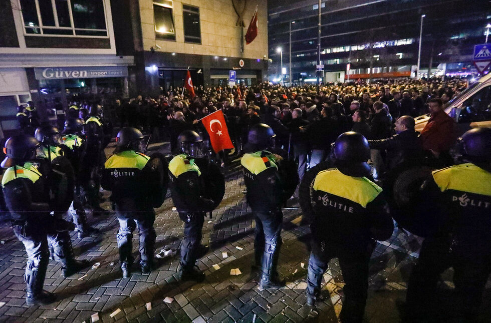 Министърката по въпросите на семейството и социалната политика съобщи в "Туитър", че е била спряна на 30 метра от консулството, предаде ТАСС. "Холандия нарушава всички международни закони, конвенции и правата на човека, като не ми позволява да вляза в турското консулство", добави тя.<br /><br />Полицаите не я допуснаха да се приближи и до събралите се холандски турци.