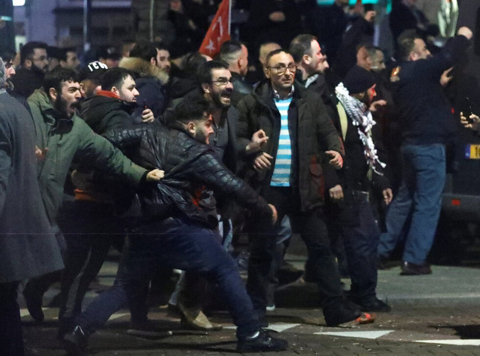 Кметът на Ротердам Ахмед Абуталеб обяви извънредно положение в опит да спре протеста.<br />