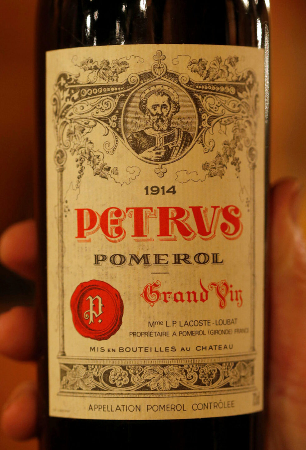 Една от безценните бутилки в колекцията - Chateau Petrus.