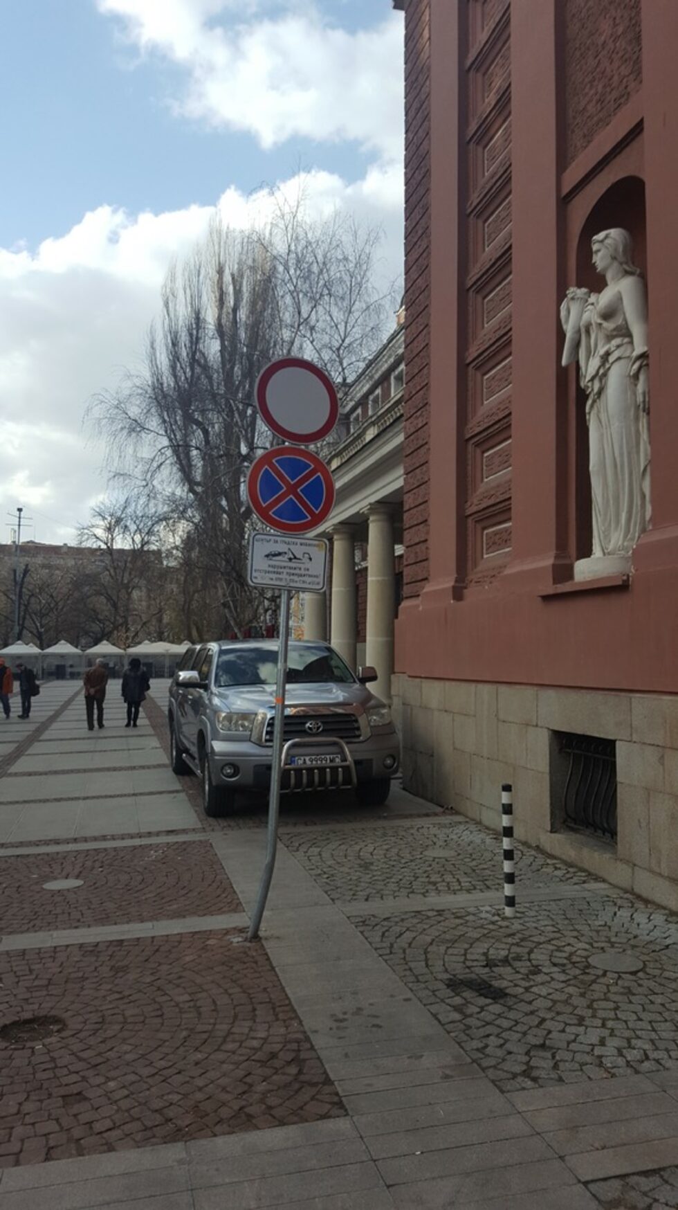 Всекидневно масово се паркира в нарушение в пешеходната зона до Народния театър от тарикати, които пестят от синя зона. А контролните органи на общината ги няма...<br /><br />Знаците са ясни, но може би не и само за въпросния индивид.