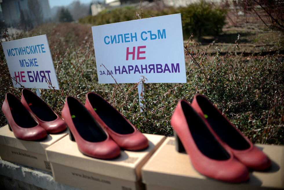 Десетки мъже извървяха километър на токчета в центъра на София. За поредна година международната инициатива се провежда и у нас.