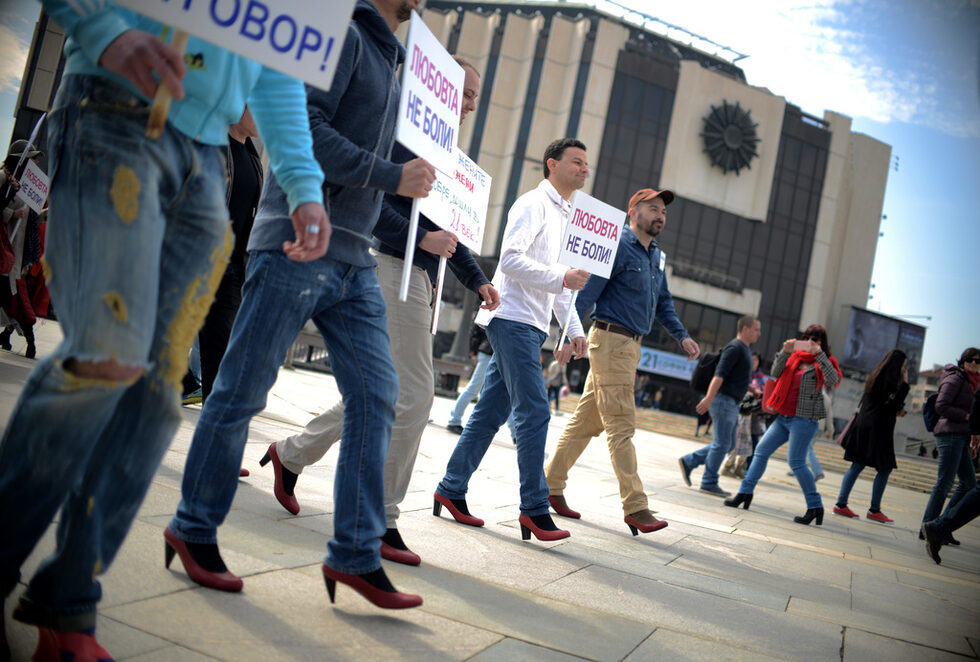 Фотогалерия: Мъже шестваха на токчета против насилието над жени