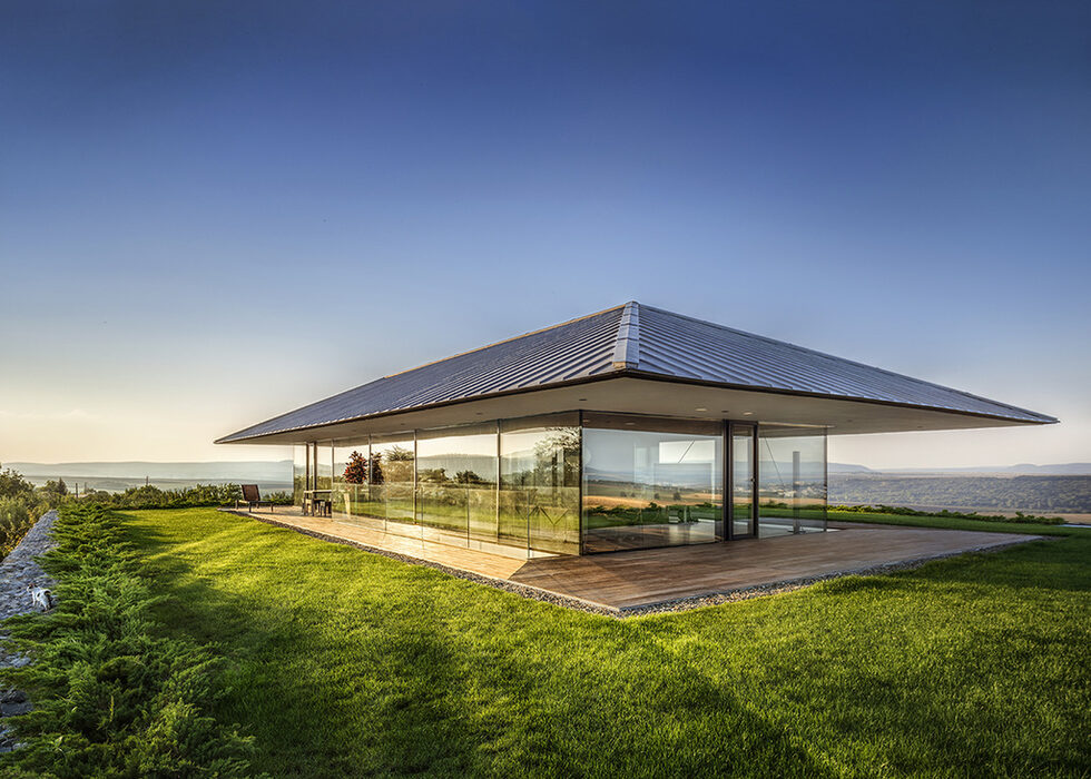 Асен Емилов<br />Observation House<br />Клиент: I/O архитекти<br />сп. BRAVACASA, корица<br />2015<br /><br />