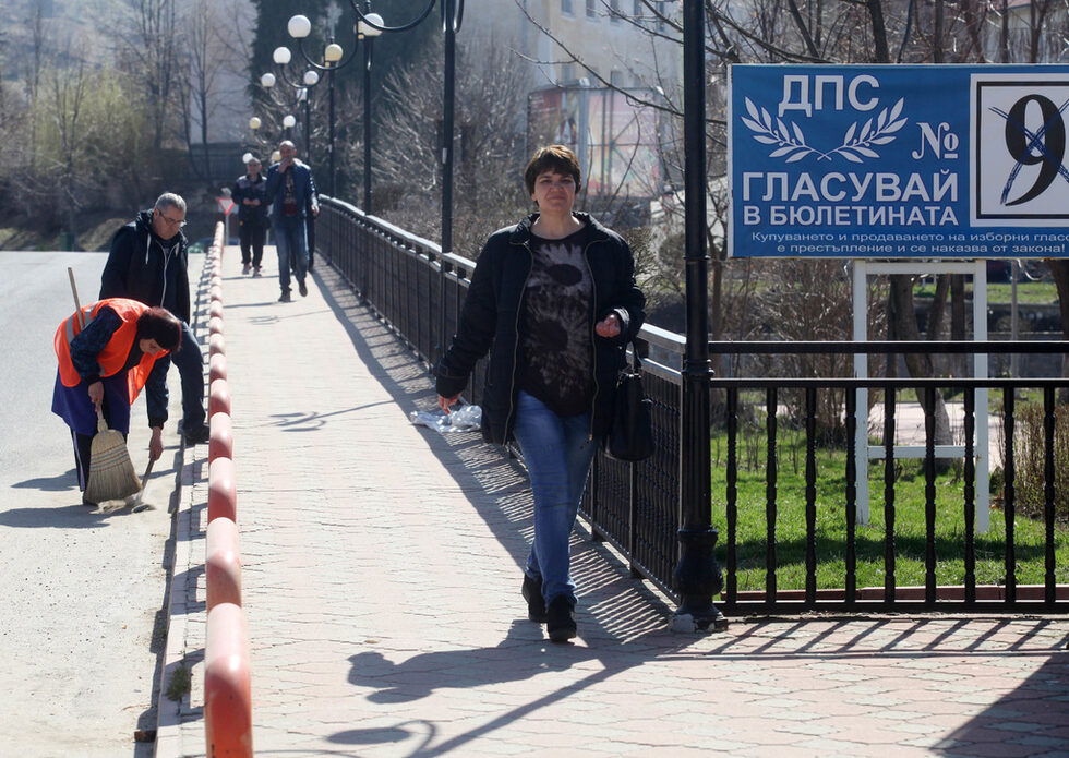 Плакати в град Ардино на други политически партии, освен на ДПС няма. Навсякъде се виждат и плакати с почетния председател на движението Ахмед Доган, макар той да е излязал от политиката. Кметът на Кърджали Хасан Азис, който е и кандидат-депутат от движението обясни това с факта, че Доган е основател на ДПС, почетен председател на партията, разпознаваем е, ще донесе повече гласове за движението. "Всичко това накуп и нещо повече, отколкото можем да попитаме. Ние казваме, че той е нашето вдъхновение", коментира Азис.