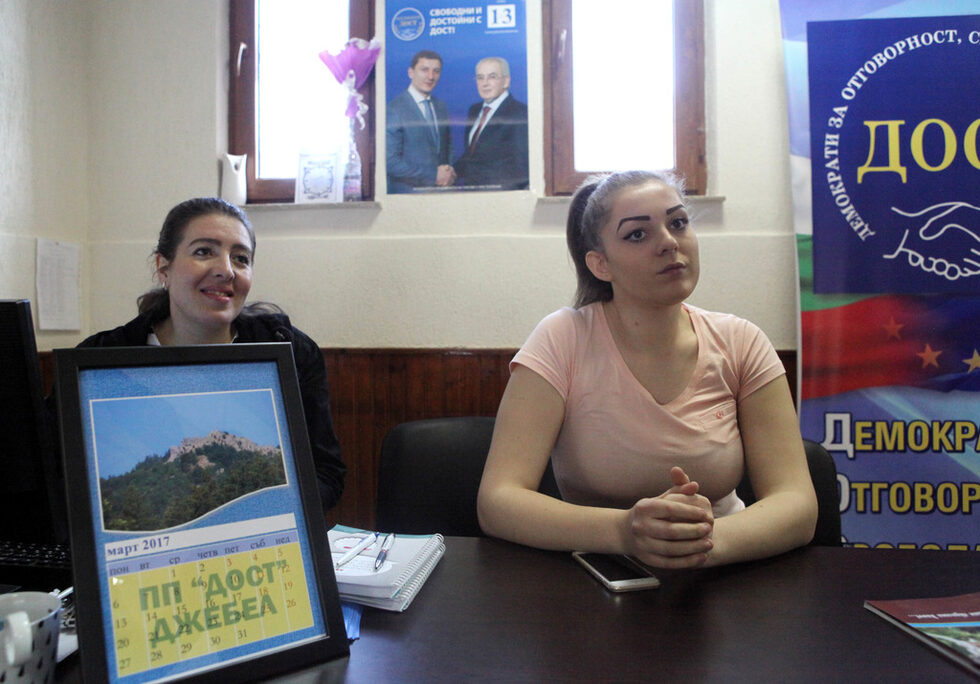 Пред предизборния клуб на ДОСТ в Джебел има над 10 души, вътре са още петима. Тук кметът, избран от ДПС е преминал към партията на Лютви Местан. От клуба казват, че шансовете на ДПС и ДОСТ са 50 на 50. Учудват се, че в Ардино няма плакати на ДОСТ.