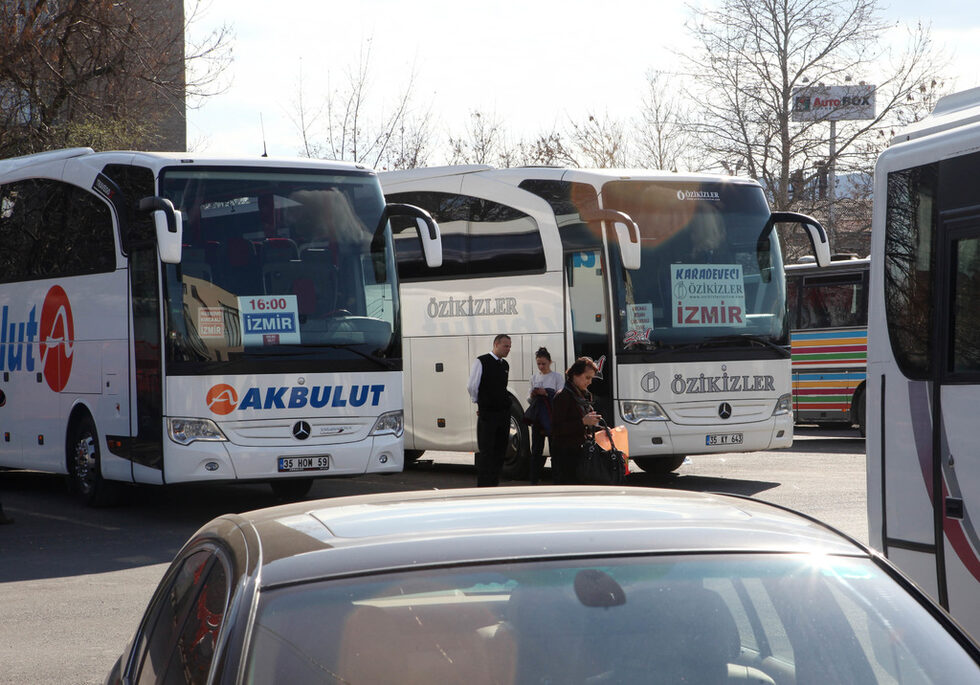Повече автобуси в седмицата преди изборите пристигат на гарата в Кърджали. Редовните линии на ден са около 15, освен тях сега има извънредни около десетина. Автобуси от Турция обаче пристигат и спират извън гарата или направо по други места в областта, където превозваните имат къщи.