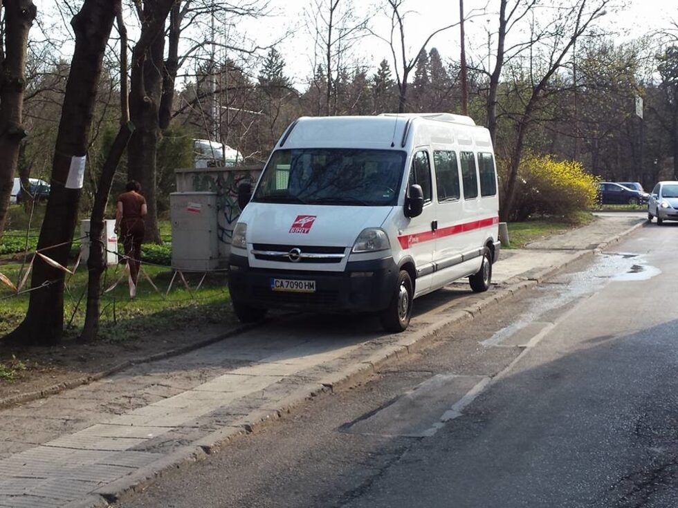 Бусът пък е окупирал тротоара вдясно от сградата. Сега, разбирам, че сигурно е било трудно да се намери място за паркиране в района, но все пак не е ли редно медиите и особено обществените такава, да дават пример и да се борят с подобни погазвания на елементарни правила.