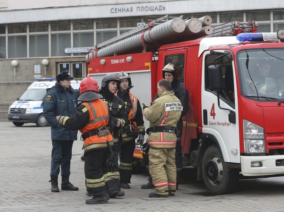 Неизбухнало взривно устройство е намерено на централната метростанция "Площад на въстанието" в Санкт Петербург, съобщи "Интерфакс".