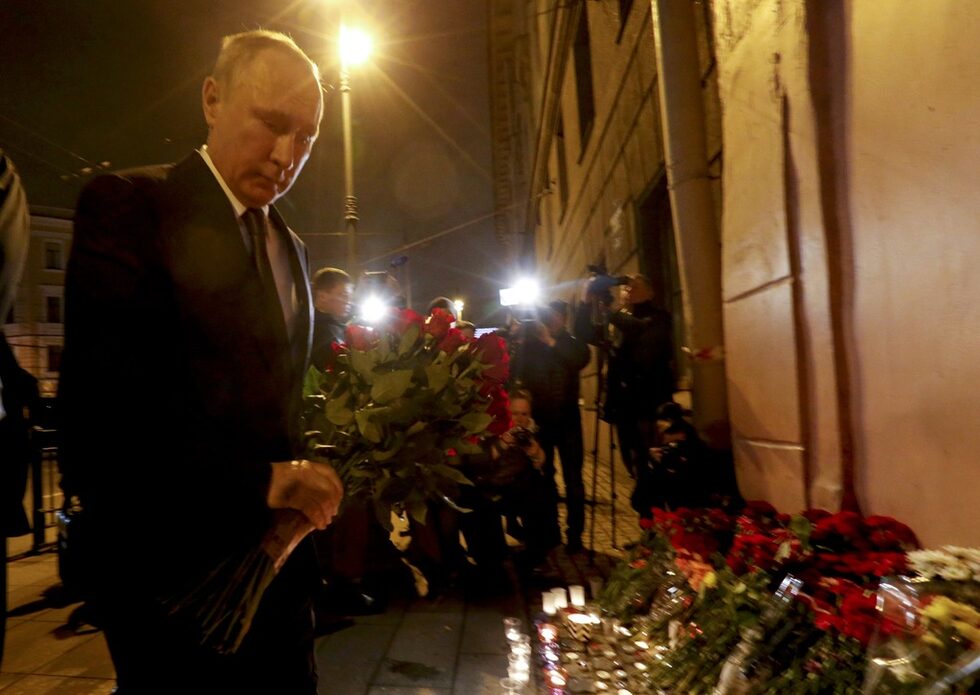 Руският президент Владимир Путин поднася цветя пред метростанция "Технологически институт" в Санкт Петербург, Русия. Градът от днес е в <a href="http://www.dnevnik.bg/sviat/2017/04/03/2947137_teroristichno_napadenie_v_metroto_v_sankt_peterburg/" target="_blank">тридневен траур заради атентата в метрото в Санкт Петербург</a>, при който вчера загинаха най-малко десет души, а над 40 бяха ранени.