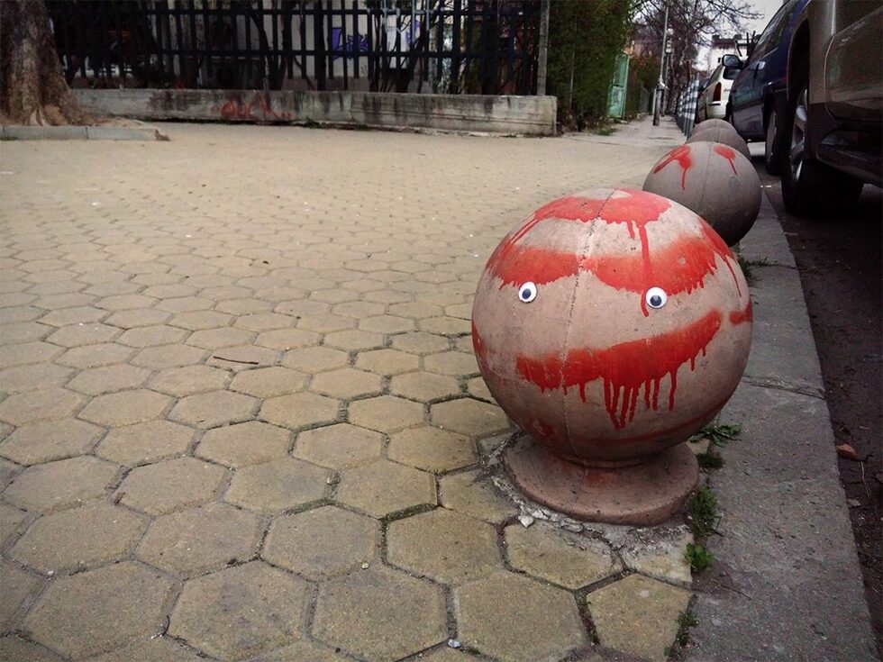"Създадох eyebombing.bg с идеята да се разрастне като пространство за развитие на този вид улично изкуство в България. Да участват повече хора, повече идеи. Да ги виждат повече хора", казва пред "Дневник" фотографът Ваню Кръстев, който започва акцията у нас. "Всъщност eyebombing-ът е нетрайно улично изкуство. Не се задържа, очичките изчезват някъде. Но докато са били там някой ги е видял, усмихнал се е. И затова ги снимам. Много от снимките са правени извън София, докато сме пътували със моето семейство."