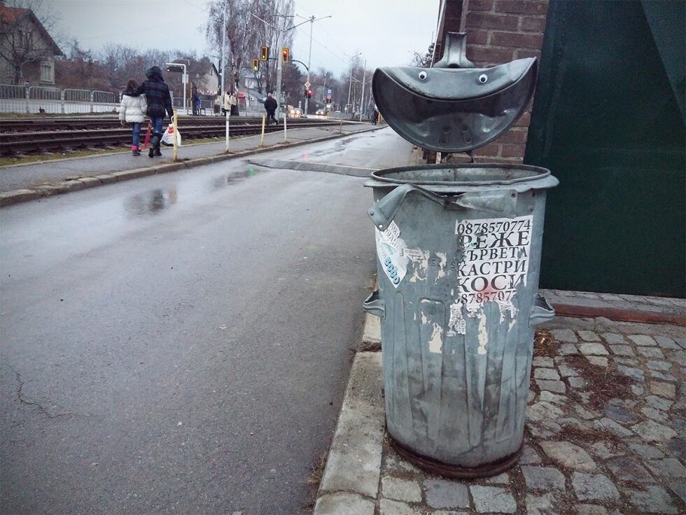 Под надслов "Очовечи света!" Eyebombing-ът си проправя път в България. Най-просто казано, това е нетрайна форма на улично изкуство чрез залепване на малки пластмасови очи върху неодушевен предмет по начин, който му придава вид на живо същество. Смисълът е да се преосмислят определени обекти и места от градската среда. Не по агресивен начин, а чрез хумор, идея, нестандартна асоциация.