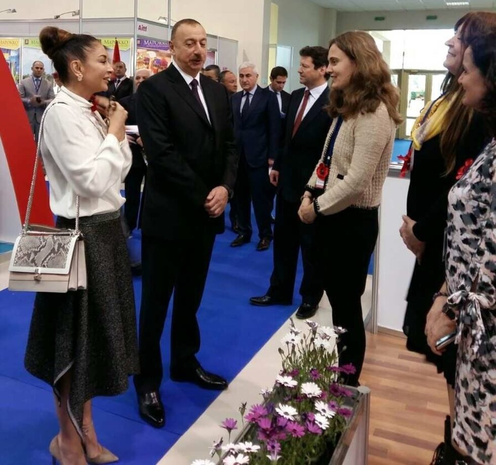 Президентът на Азербайджан Илхам Алиев и съпругата му Мехрибан Алиева посетиха българския щанд на<strong> </strong>международното туристическо изложение AITF в Баку, което се провежда от 6 до 8 април, съобщиха от Министерството на туризма. <br /><br />"Те разговаряха с българските представители и приветстваха усилията за насърчаване на двустранните отношения в областта на туризма между държавните институции и бизнеса", се уточнява в текста.<br /><br />Семейство Алиеви не за пръв път подкрепя България. <a href="http://www.dnevnik.bg/sviat/2016/09/22/2831330_koia_e_mehriban_alieva_daritelkata_za_hulma_trapezica/" target="_blank">През 2016 г. Мехрибан Алиева беше в България</a> като дарител за реставрационни и строителни работи на хълма Трапезица във Велико Търново.<br /><br />Фамилията Алиеви управлява страната от 1993 г. насам. Илхам Алиев е на 55 години и наследи поста от баща си Гейдар Алиев. Съпругата му е на 52 години, от 2005 г. е депутат, а през февруари тази година съпругът й я назначи за първи вицепрезидент на страната.
