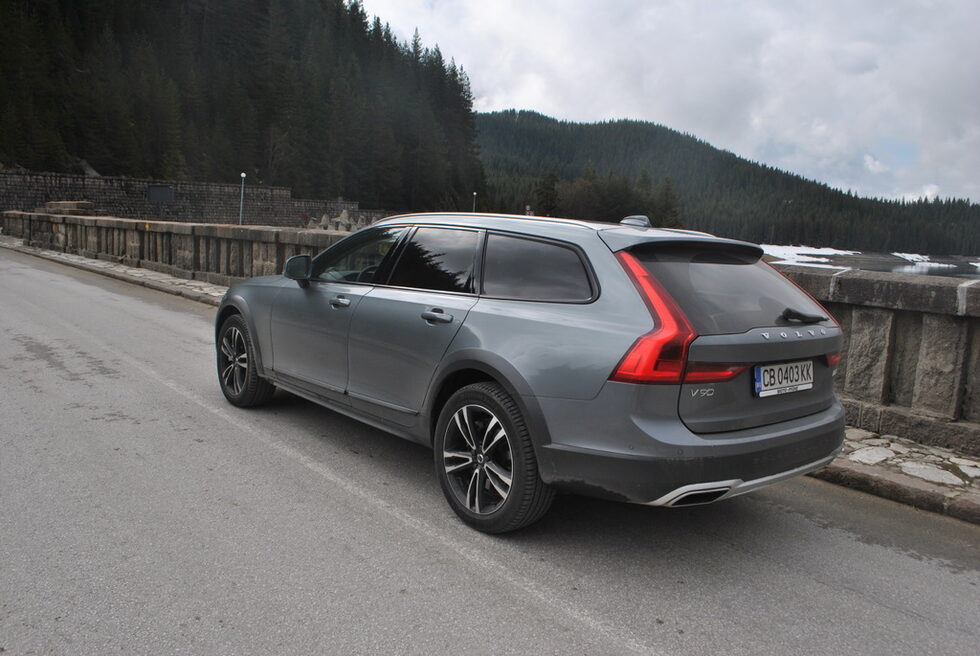 А V90СC може да е зареждащ с емоции автомобил. С активирането на спортния режим воланът става приятно тежък, а моторът и трансмисията са готови да дадат всичко от себе си за бързо ускорение. С D5 мотора дългото близо пет метра комби се ускорява до 100 км/ч за 7.5 секунди.