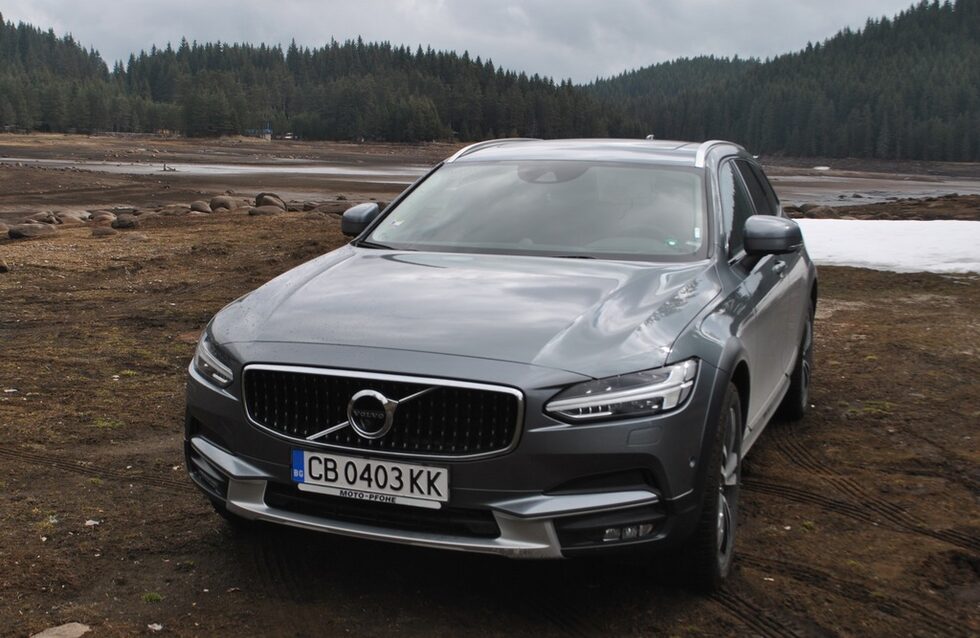 Вече на магистралата заложих на комфортния режим, при който V90 впечатлява с кадифена возия и пълен акустичен комфорт. Да, крос кънтри версията вози една идея по-твърдо от V90, но пак филтрира малките неравности, а по-сериозните предава максимално пестеливо към пасажерите в салона.