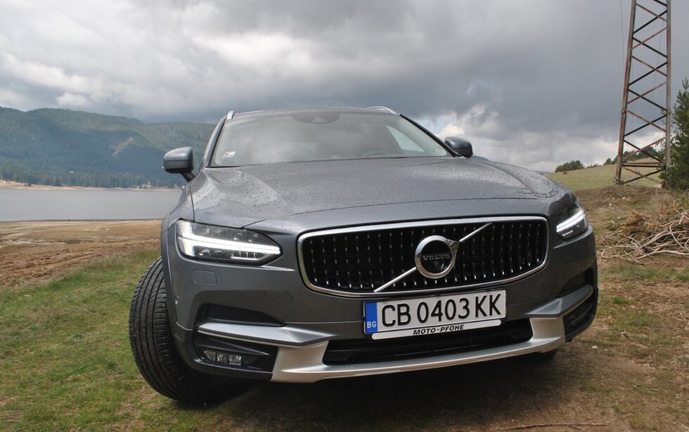 За преходите извън пътя V90 XC разполага с офроуд режим, при който се променят настройките на всички основни системи в колата. Да си призная, без да съм си поставял за цел, тествах колата и на мокра трева, и на кал, като бях приятно изненадан от безпроблемното напредване независимо от терена.