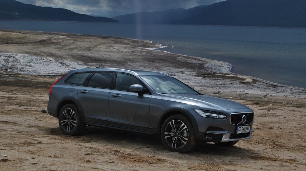 В заключение остава да кажа, че най-достъпната версия на V90CC струва 110 660 лева с ДДС. Автомобил с оборудване като тестовия се предлага за около 124 хиляди лева.