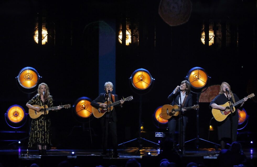 Момент от изпълнението на групата Indigo Girls.