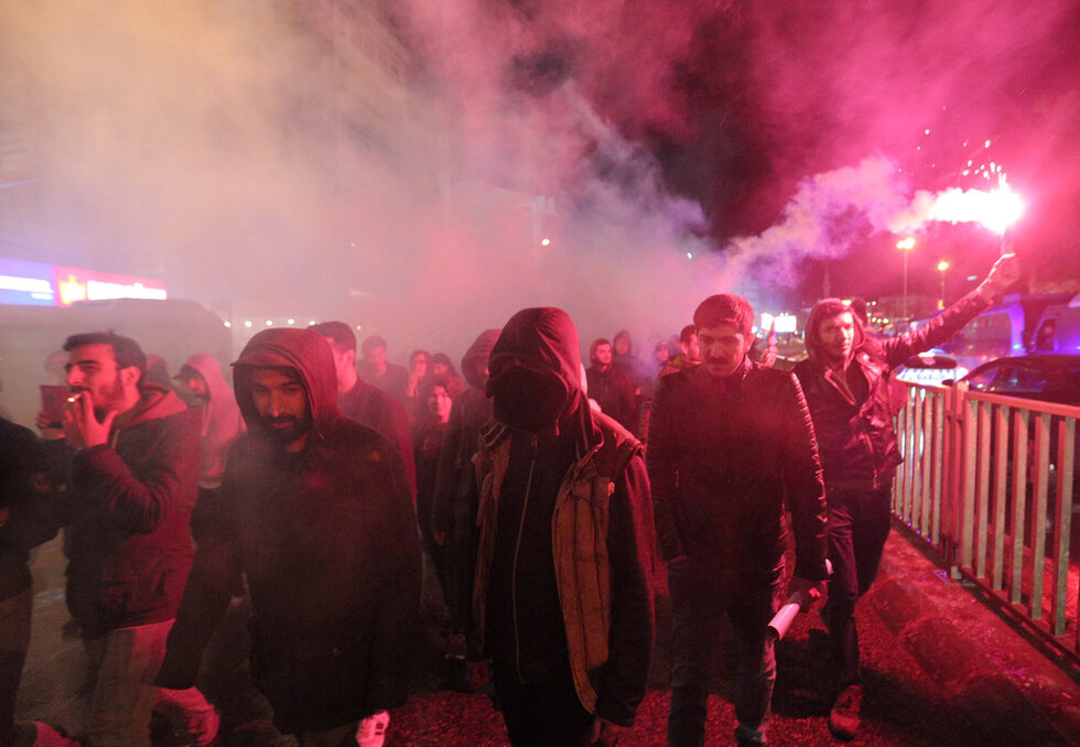 Антиправителствени демонстранти палят факли на <a href="http://www.dnevnik.bg/photos/2017/04/18/2954807_fotogaleriia_kradec_ubiec_erdogan_-_protestite_sled/" target="_blank">протест в квартал "Кадъкьой" в Истанбул, Турция.</a><br /><br /><a href="http://www.dnevnik.bg/sviat/2017/04/17/2954469_golemite_gradove_sreshtu_anadola_ili_pirova_li_e/" target="_blank">Най-важният референдум в Турция, който доведе до преход към президентска република, създаде силно противоречие, тъй като лагерите и на "да", и на "не" обявиха победа заради близките резултати и заради решението на опозицията да подаде оплакване за нередности по време на гласуването и броенето.</a>