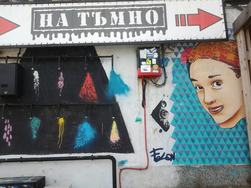 Човек колкото и пъти да отиде във Велико Търново се изкушава да снима основните му забележителности. Централната част на града множество вече тъжно опустели къщи, предлага и други гледки.