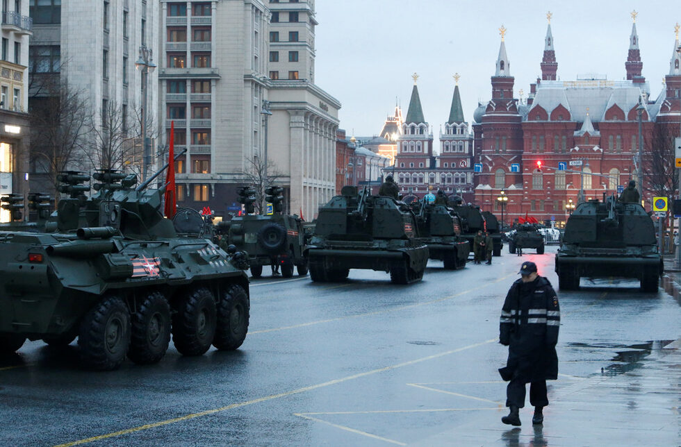 Централната част на Москва бе блокирана в четвъртък привечер и през нощта за първата репетиция на Червения площад за Парада на Победата на 9 май. Руските медии съобщават, че в нея са участвали 10 хил. военнослужещи и 114 единици военна техника.<br /><br />За тържествения марш са подготвени 28 блока, включително на военни от Западния военен окръг, Министерството на извънредните ситуации, Росгвардия (бившите вътрешни войски, вече пряко подчинени на президента Владимир Путин), Федералната служба на Русия (контрарарузнаването), представители на кадетски и курсантски училища на различните родове войски.